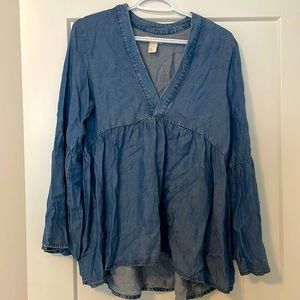 No longer fits, great shirt. Bell sleeves, v neck.